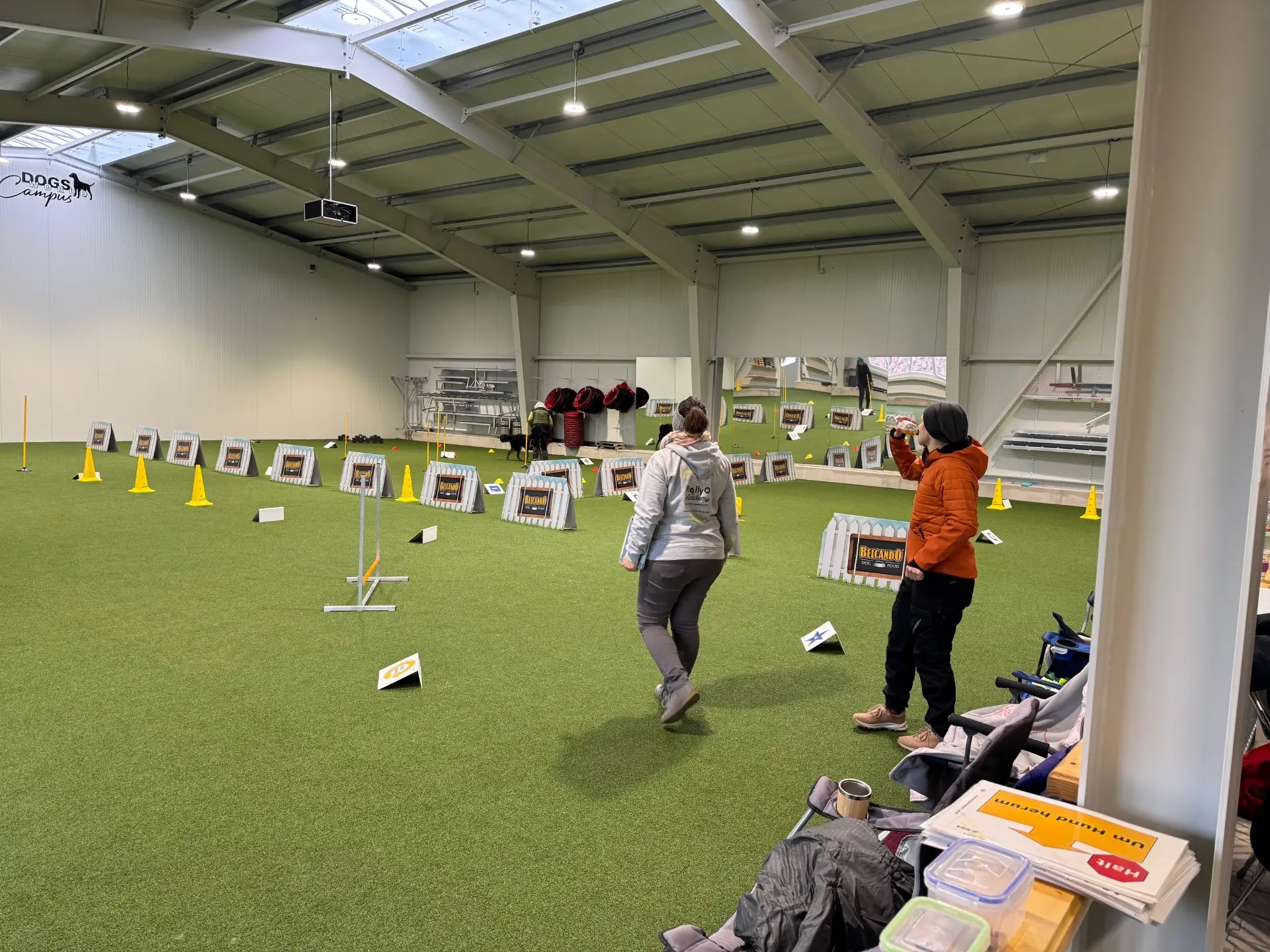 Indoortraining mit Geraeten am Dogsworld Campus Neufelden