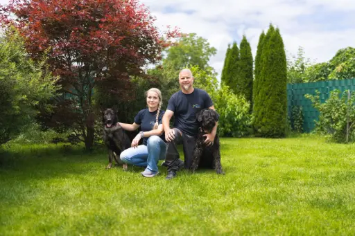 Reinhold Steingruber mit Teilnehmerin und 2 hunden