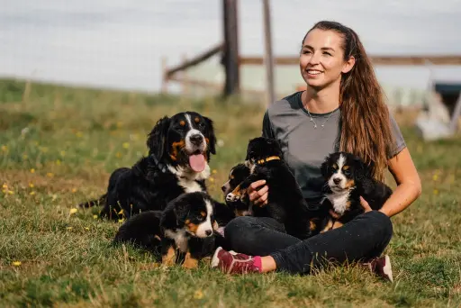 Barbara Kusché mit Welpen am Boden