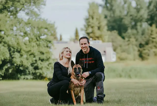 Patricia und Florian Knable mit ihrem Hund