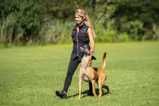 Patricia Knabl beim Hundetraining auf einer Wiese