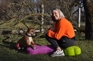Julia Eder mit Hund am Fitnesskissen