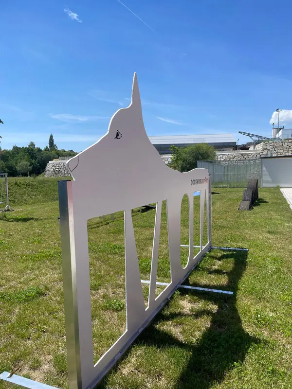 Hundeslalom Hindernis am Ninja Parcours 