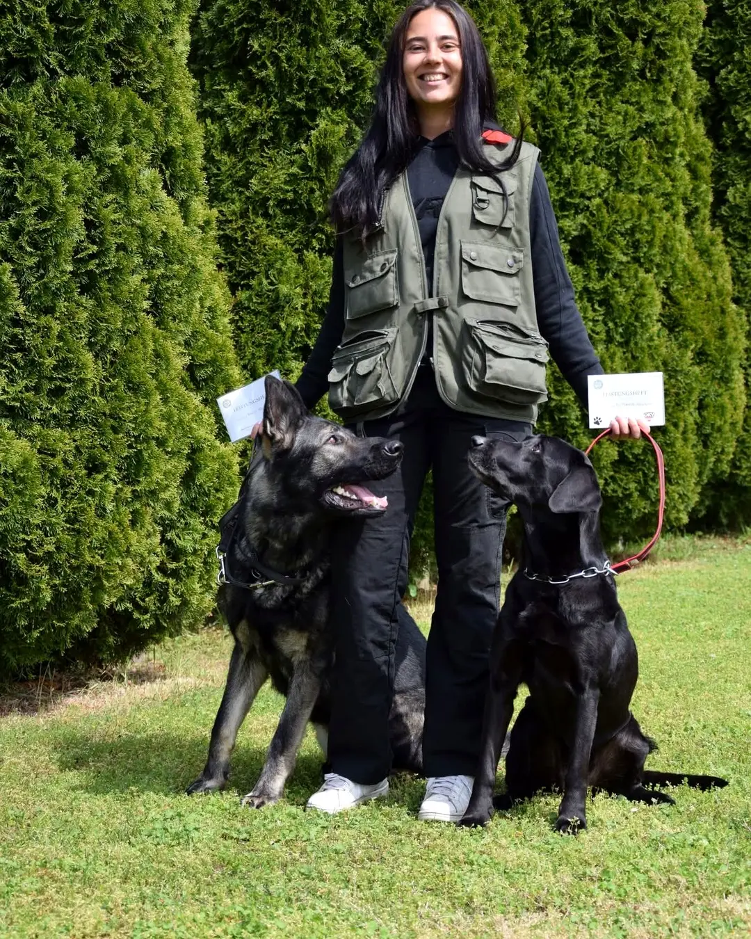 Raphaela mit ihren zwei hunden
