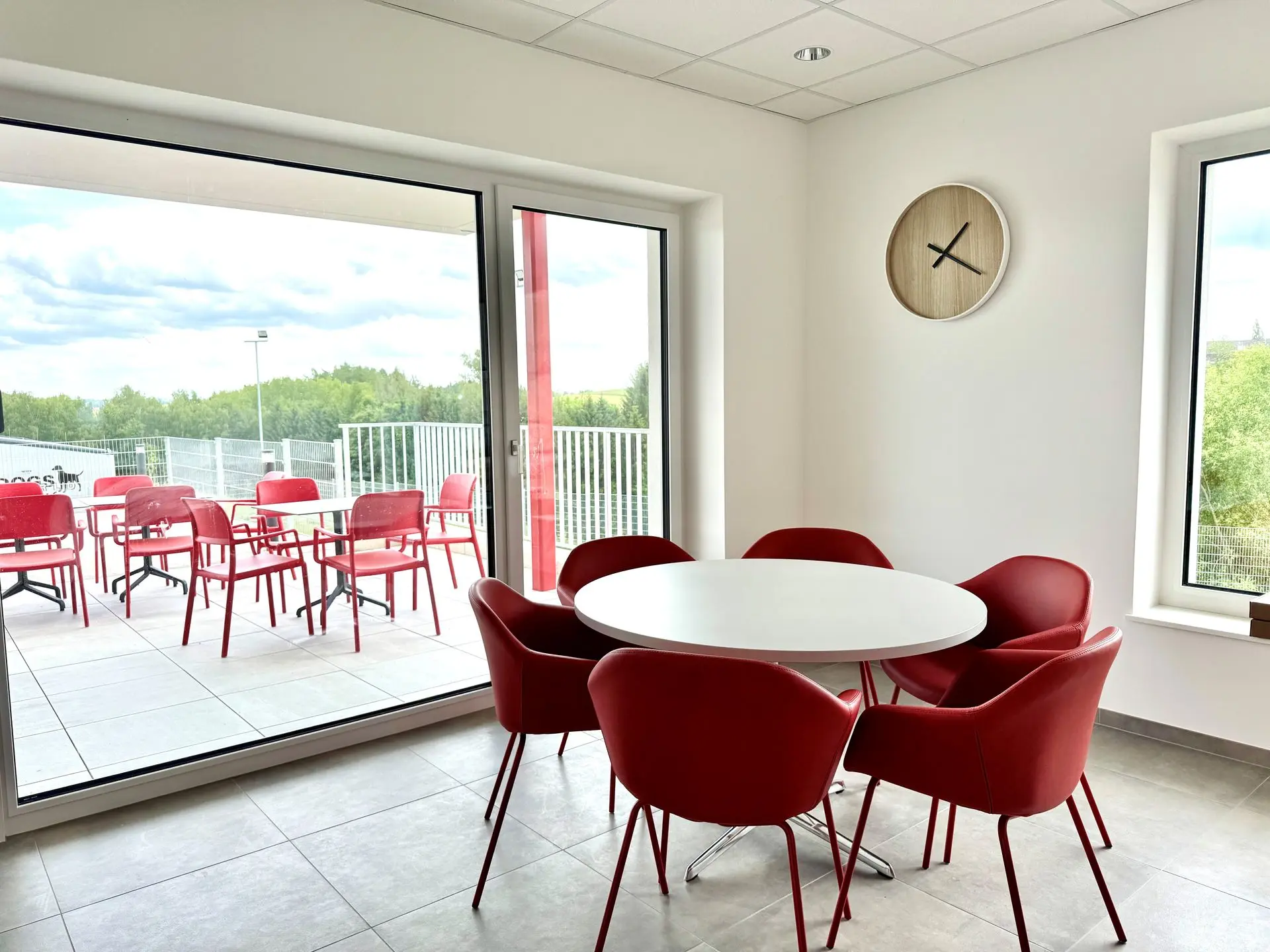 Gemütliche Atmosphäre vor und nach dem Hundetraining in der 957er Lounge am Dogsworld Campus