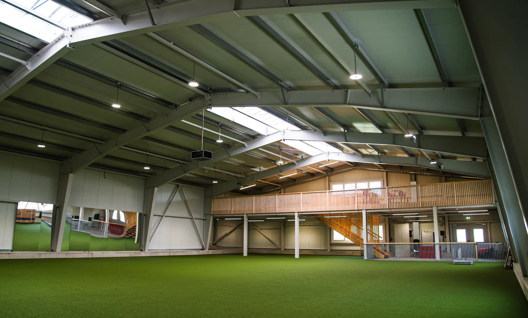 Inennansicht der 1000 m² großen Trainingshalle Granit mit Kunstrasenfläche, Spiegelwand und Galerie